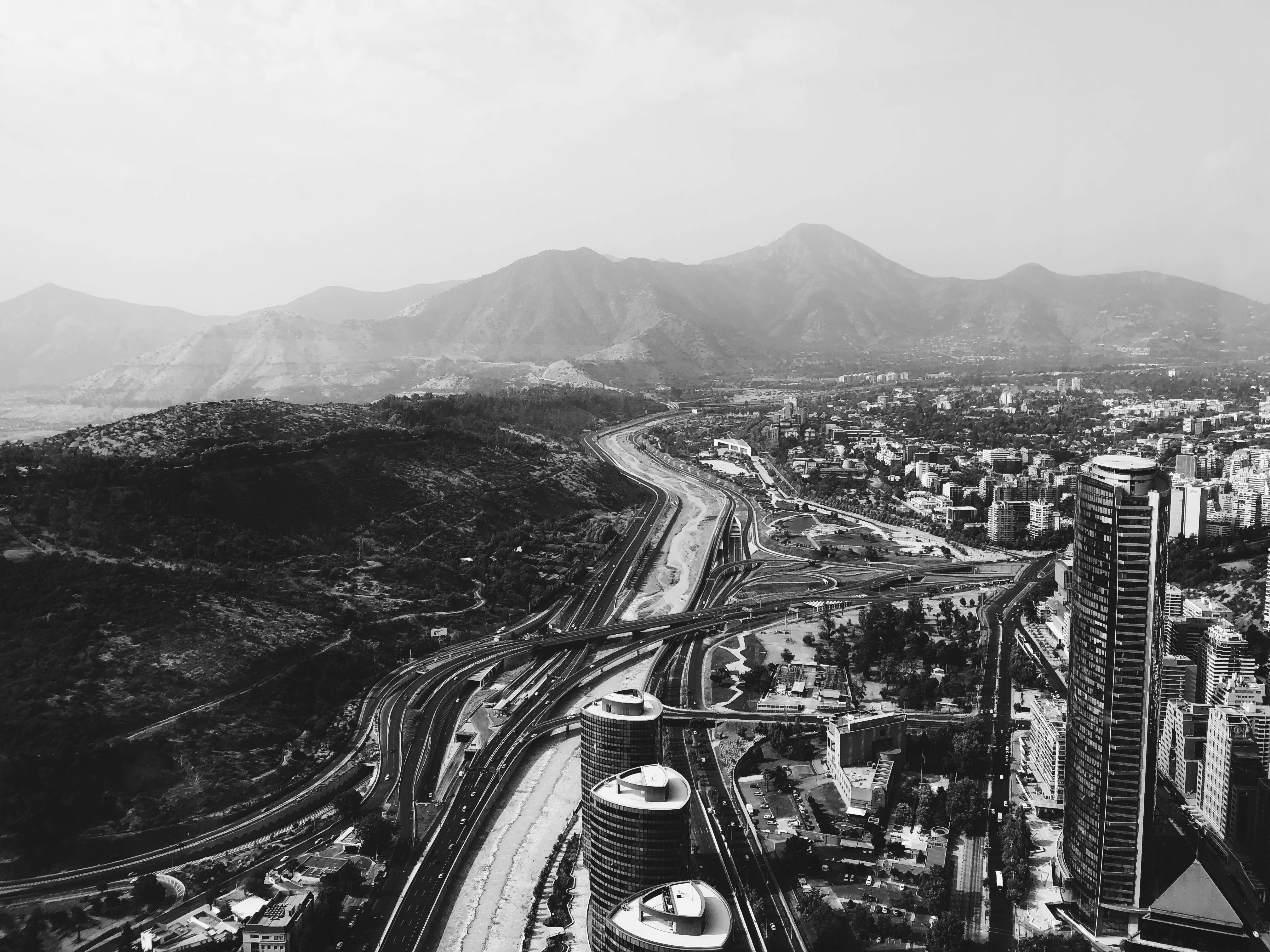 Vista aérea de Santiago con montañas y edificios modernos